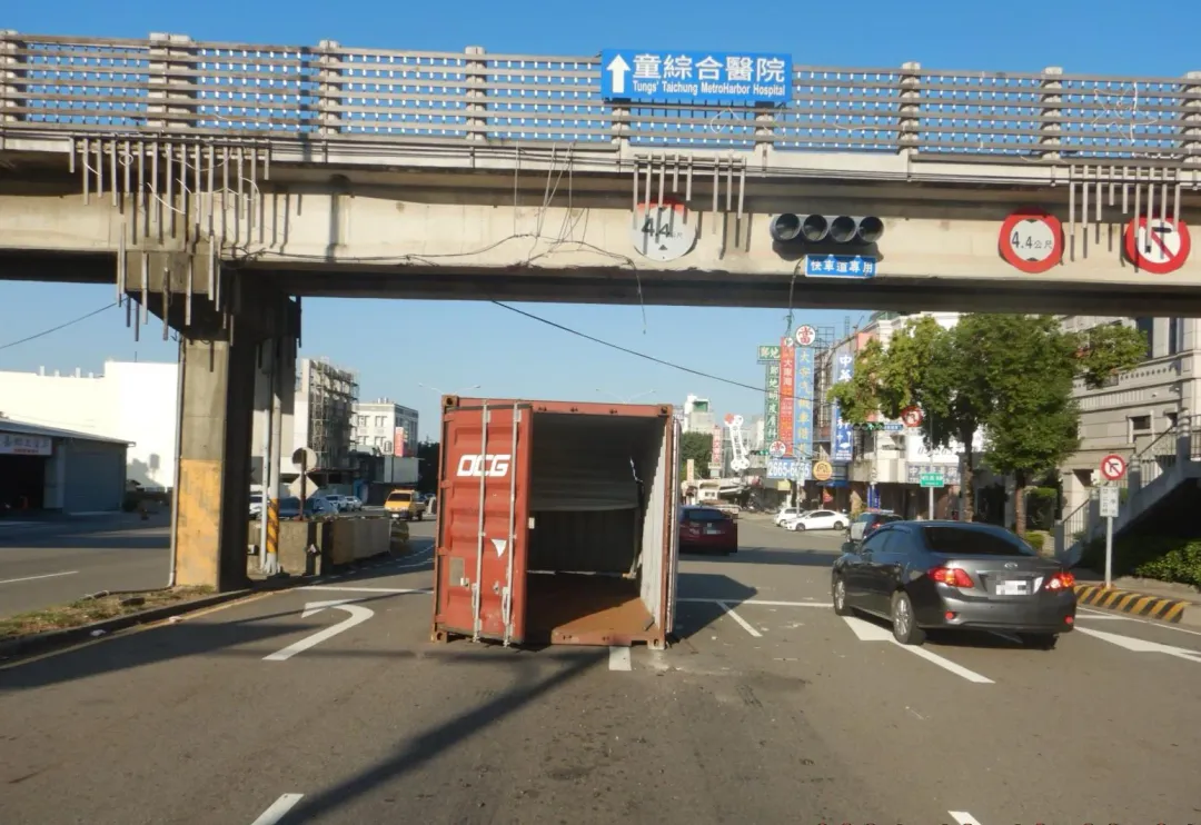 警方也呼籲所有駕駛人，務必注意車輛狀況及載運貨物應裝載穩妥，以維護用路人生命財產安全。（圖/中天新聞）
