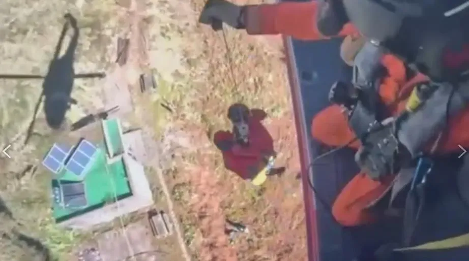 男性登山客腹瀉肢體無力,無法行走只能進行空中救援。(圖/翻攝畫面)
