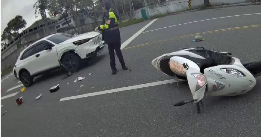 女軍人駕車與老翁機車相撞,老翁顱內出血險喪命。( 圖/翻攝畫面)