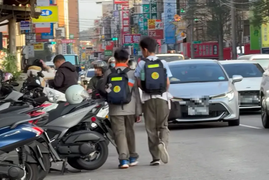 竹科附近街道學生與汽、機車爭道，引起網友討論。（圖／翻攝自臉書社團《新竹大小事》）