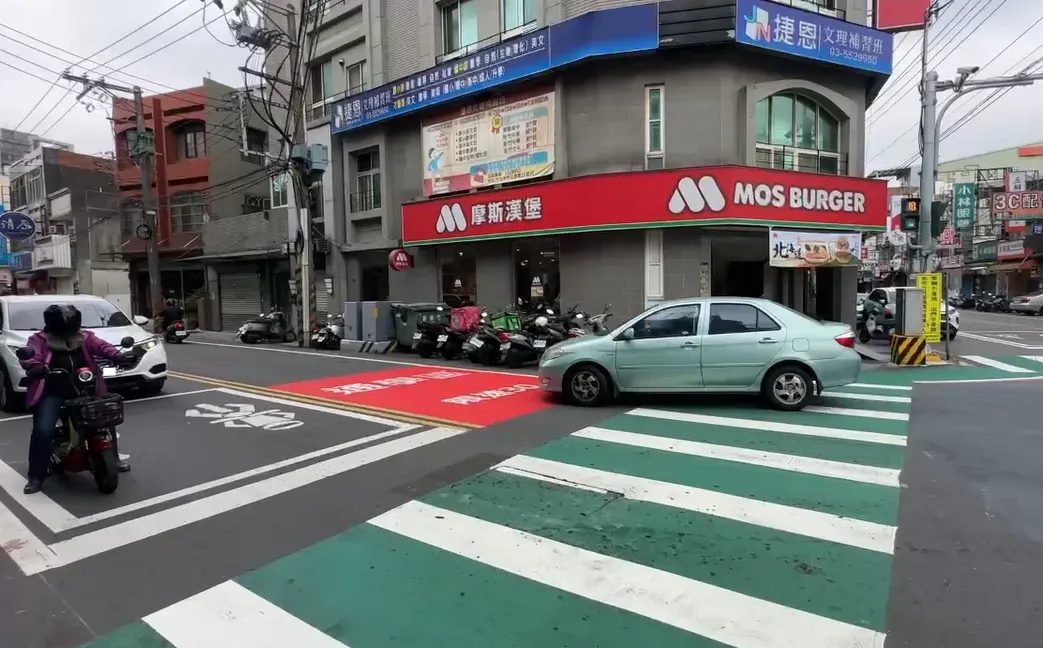 縣府在路面塗抹超大紅色塊提醒駕駛減速慢行，應當心兒童或行人，維護學生通行安全。（圖／中天新聞）