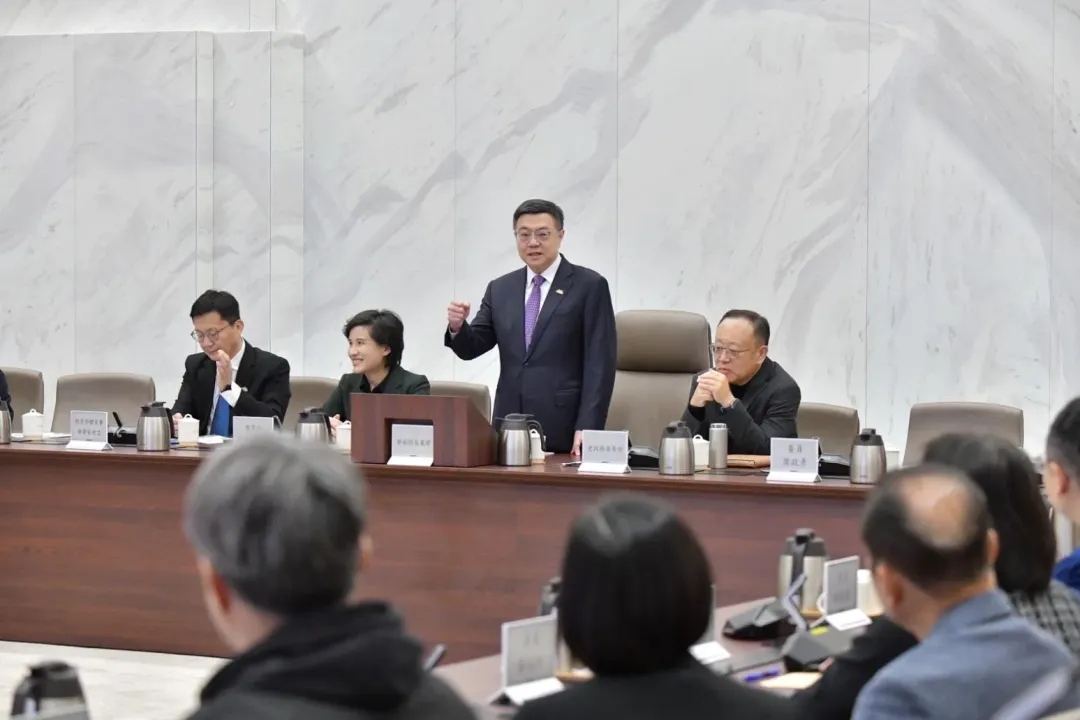 行政院昨召開運動部諮詢小組會議時,行政院長卓榮泰(中)和政務委員史哲(右)。(圖/行政院提供)