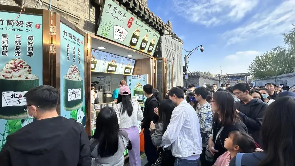 業內人士分析，展店過快及同質化與價格競爭讓行業衰弱。（資料圖／中新社）