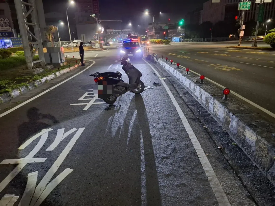 外籍女凌晨自撞分隔島。（圖／警方提供）