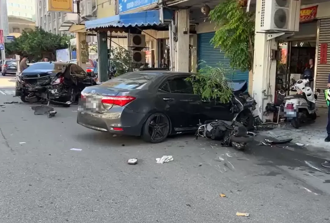 台中市東區自由路3段12日白天發生酒駕害命車禍,肇事駕駛林姓男子的黑色轎車差點插進騎樓民宅。(圖/中天新聞)