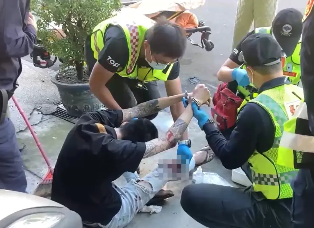 肇事駕駛林男因右膝撕裂傷需進行手術,警方將等他術後甦醒再進行訊問。(圖/中天新聞)