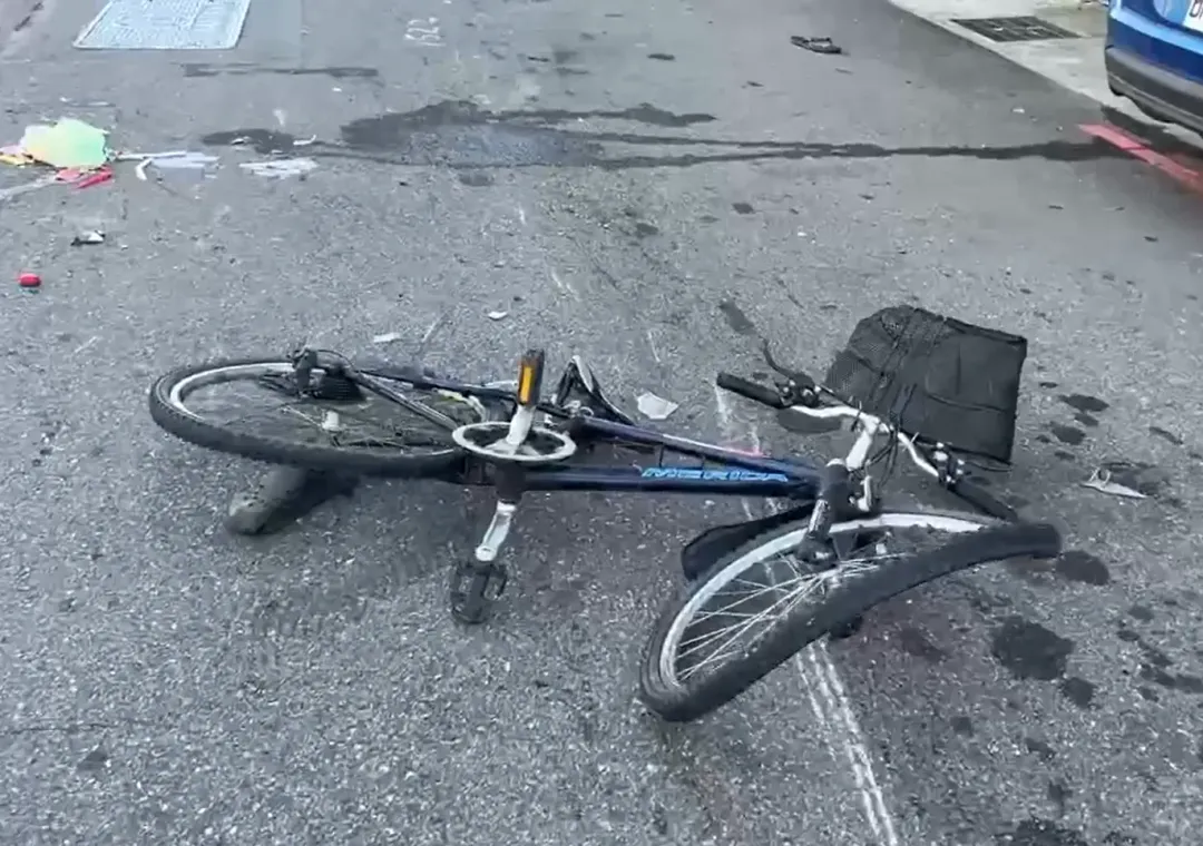 58歲宋男騎著腳踏車經過也遭殃,目擊者稱宋男被撞後「黏在車上」。(圖/中天新聞)