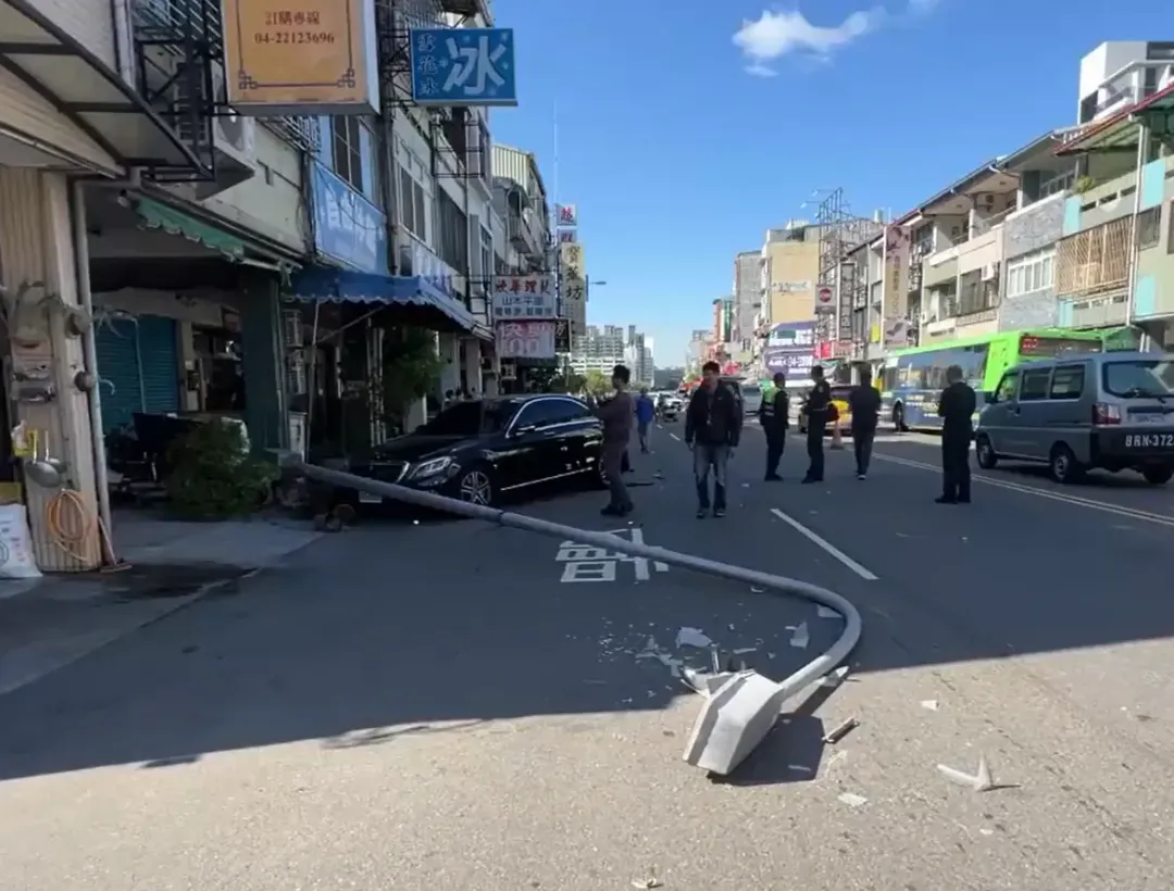 整支電線桿被林男車輛撞倒在地,可見撞擊力道之大。(圖/中天新聞)