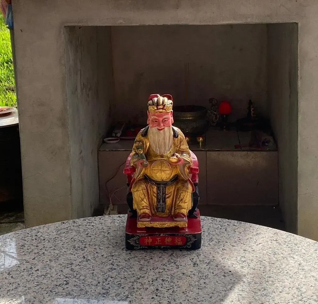 地方耆老向媽祖請示，媽祖降旨要求盡快請走這尊土地公神尊。（圖／劉啟帆提供）