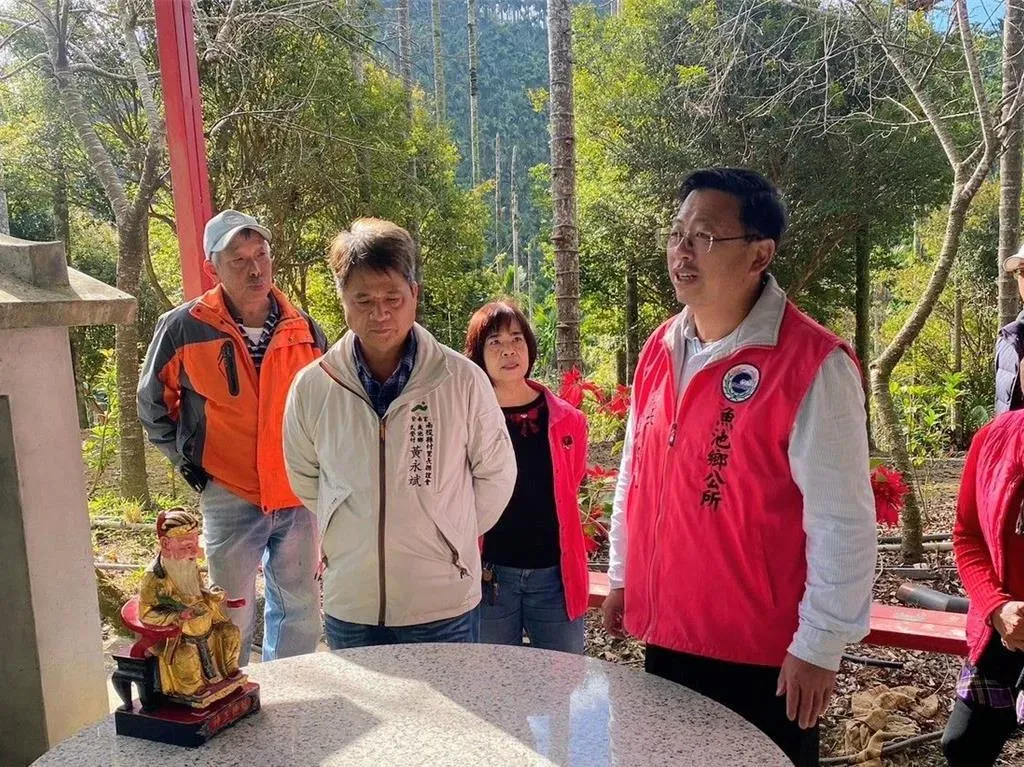 魚池鄉長劉啟帆（右1）協尋放置神像的民眾，南投銃櫃天寶堂表示14日將舉行退神儀式。（圖／劉啟帆提供）