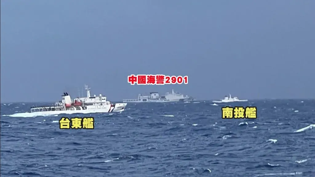 大批解放軍、海警船艦於第一島鏈活動。(圖/海巡署提供)