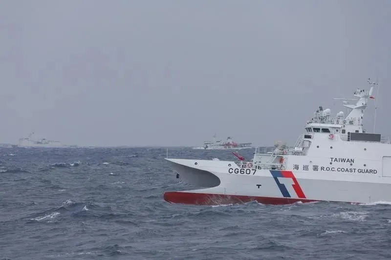海巡署八里艦12日出海執行任務，下午於花蓮港東方36浬處和中國海警船目視接觸，目視中國海警2304等4船編隊航行，除八里艦進行監控外，另有海巡署1000噸級台東艦（CG133）（後右）、安平級吉安艦（CG607）（前右）等在中國海警船隊旁併航監控。（圖／中央社）