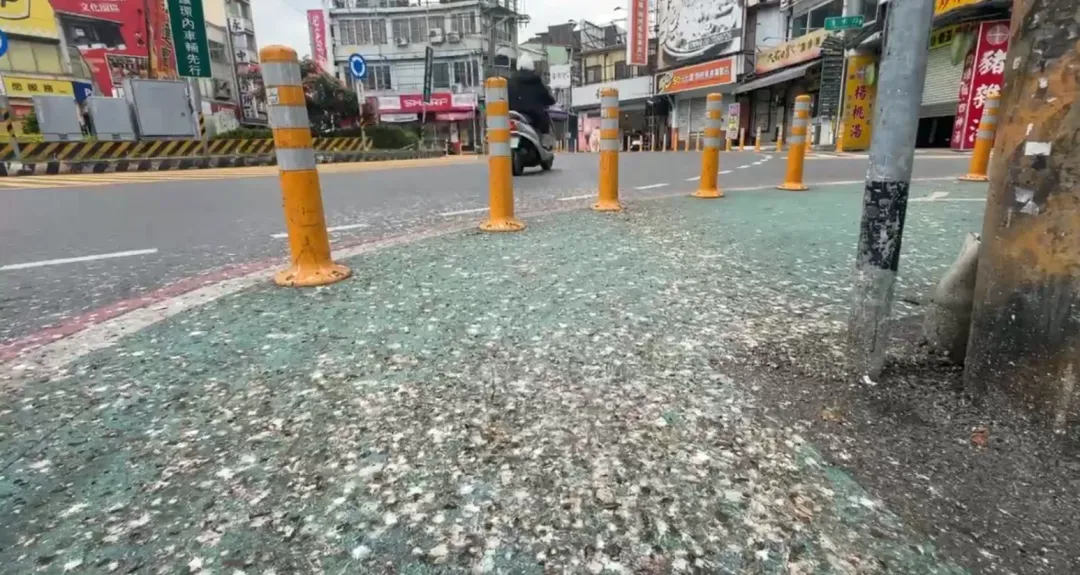 建基圓環遭鳥大便「洗地」。（圖/翻攝畫面）