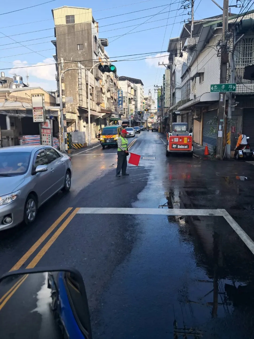 每隔五到六天左右，潮州鎮公所就委託合作廠商，去做鳥大便的清理，把圓環清理乾淨。（圖/翻攝畫面）