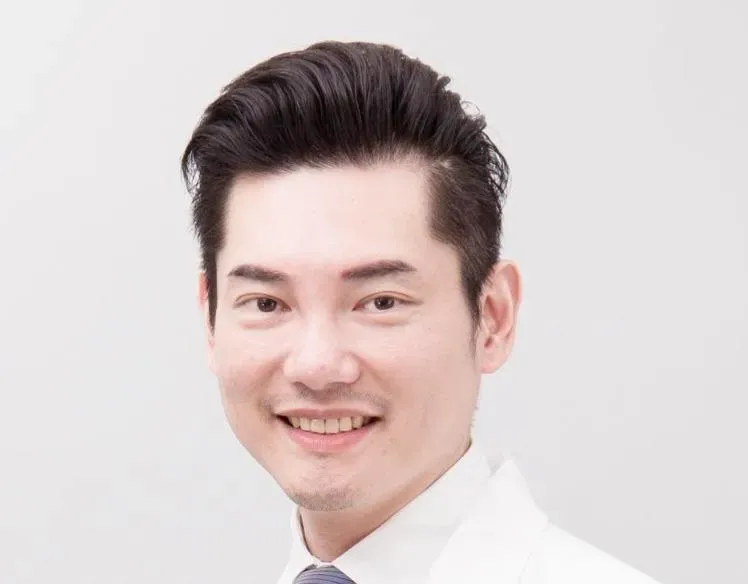 醫師韓健明被指醫療處理不當,造成患者子宮沾黏及腸穿孔,留下明顯疤痕。(圖/翻攝自韓健明醫師 公正診療室臉書)