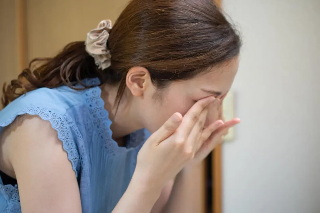 一名女子洗臉時長期未清潔眼部,導致該部位長出蟲。(示意圖/取自photoAC)