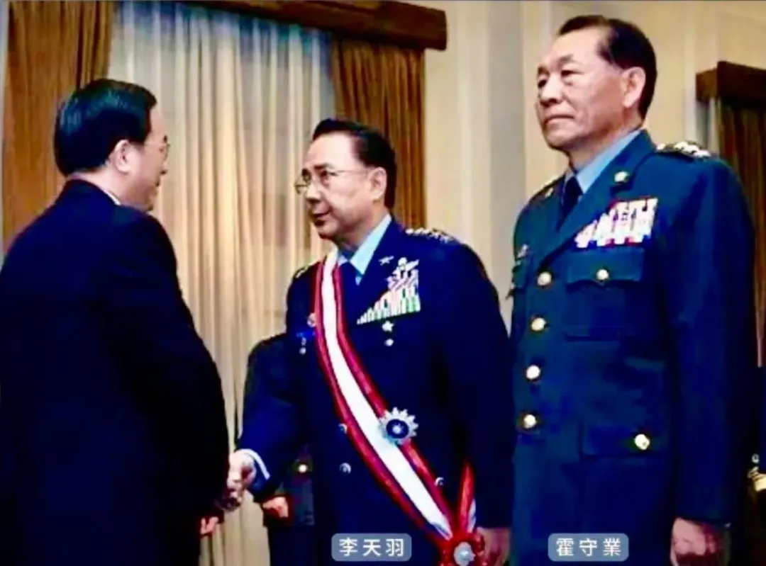 陳水扁在臉書發文po照片紀念已故國防部長李天羽。(圖/取自陳水扁臉書)
