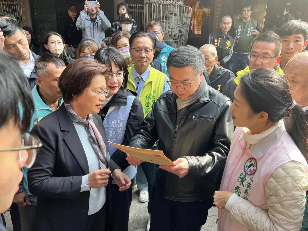 行政院長卓榮泰（右）日前到彰化縣伸港鄉福安宮參拜，彰化縣長王惠美遞送彰化縣五項重大建設，希望支持並加速推動。(圖／取自王惠美臉書)