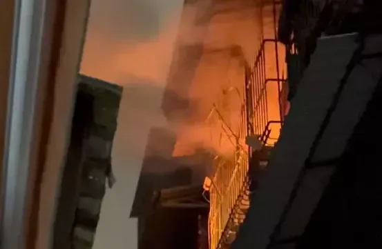 高雄鳳山林森路一棟公寓傳出火警,住宅3樓神明廳已幾乎全面燃燒,內部雜物及神明桌還在持續燃燒。(圖/翻攝自記者爆料網)