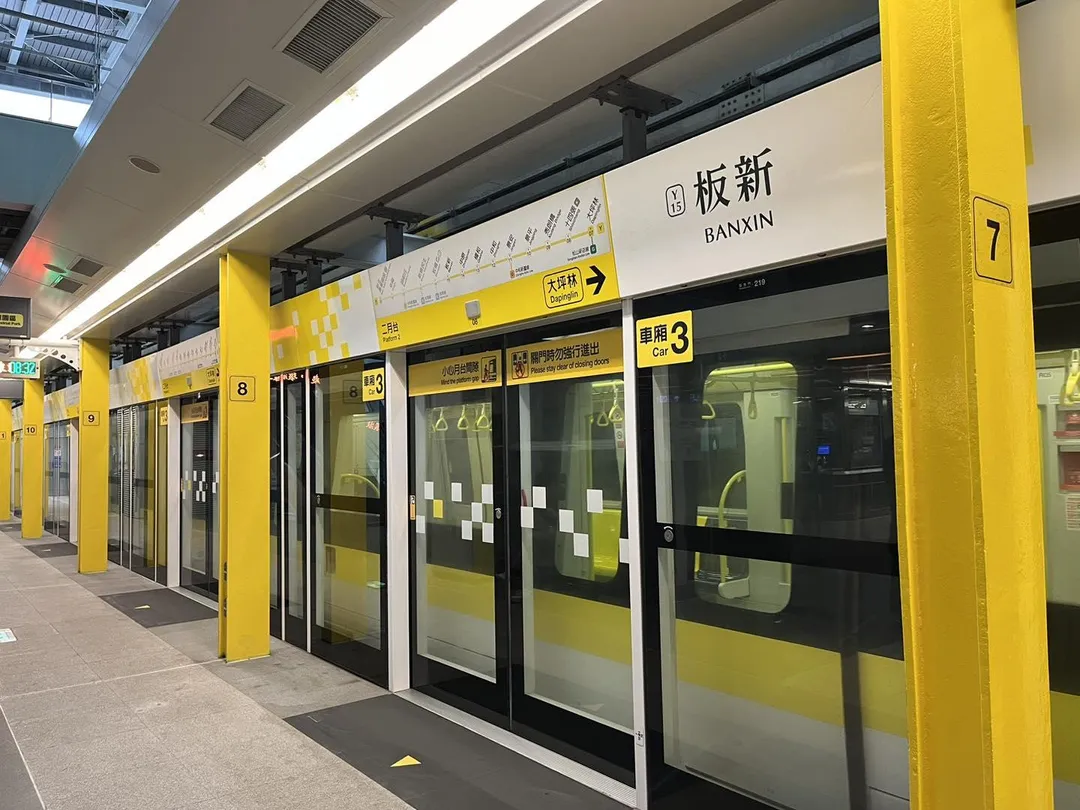 新北市環狀線今(27)日早上8點21分發生異常狀況，通勤民眾抱怨行程耽誤約半小時。（示意圖／翻攝新北市捷運臉書）