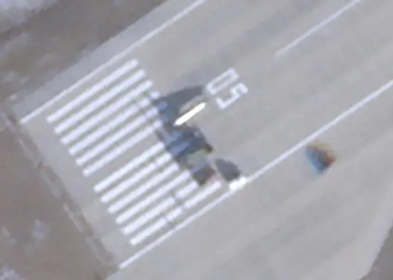 跑道出現一件白色神秘物體。（圖／翻攝軍武次位面）
