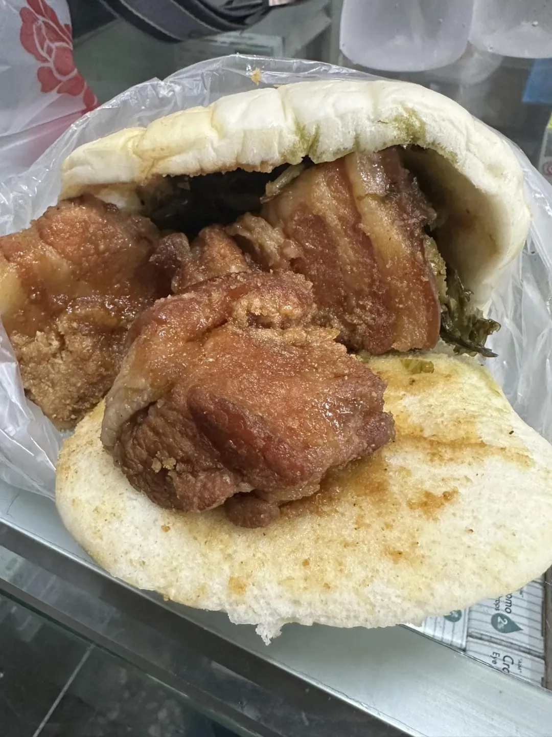 男網友在三重無名店買的刈包,3大塊控肉完全包不住。(圖/翻攝自臉書/美食公社)