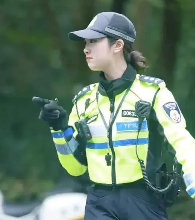 今年7月另一名杭州「兔子警官」也因顏值走紅。（圖／翻攝微博）