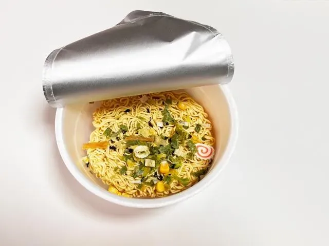 長期使用泡麵碗吃泡麵,恐對人體產生致癌風險。(示意圖/photoAC)