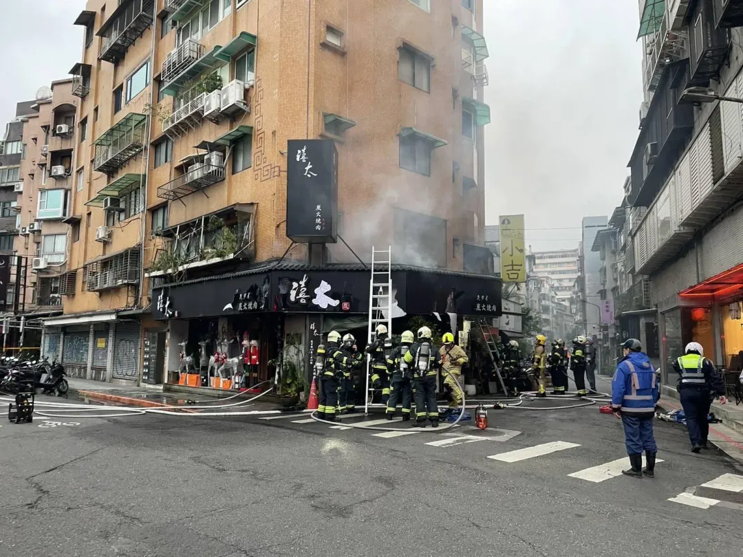 警消獲報後出動11車28人，現場濃煙竄天，目前火勢已撲滅，所幸無人員傷亡。（圖/翻攝畫面）