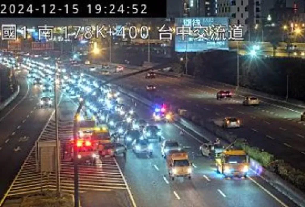 今(15)日晚間19時許,國道1號南向178.3公里處台中交流道發生一起交通事故,導致該路段車流一度十分緩慢。(圖/翻攝畫面)
