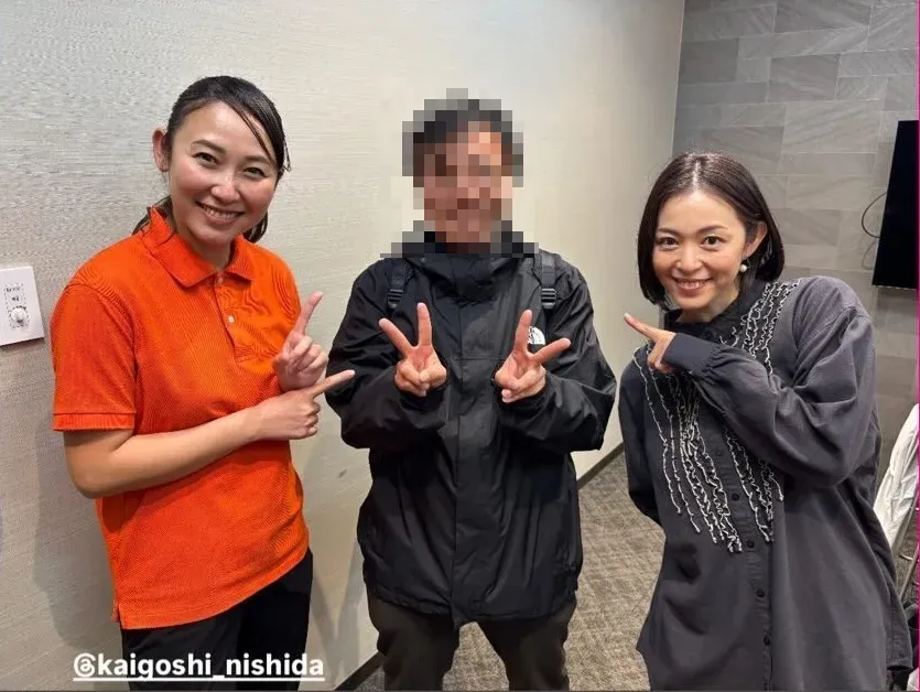 岩佐真悠子（右1）最近受邀出席好友西田美步（左1）的對談活動，2人目前都是從事照服工作。（圖／翻攝自Instagram@kaigoshi_nishida）