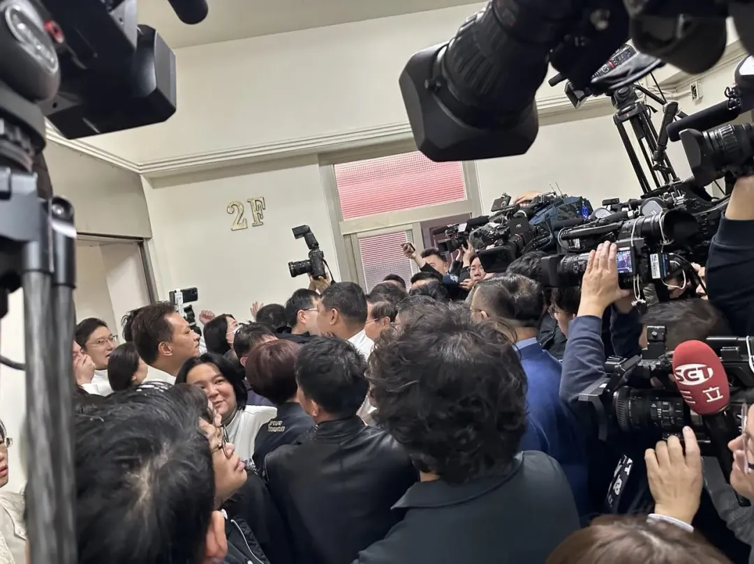 藍綠在走廊上僵持超過2個小時。(圖/黃詩崴攝)