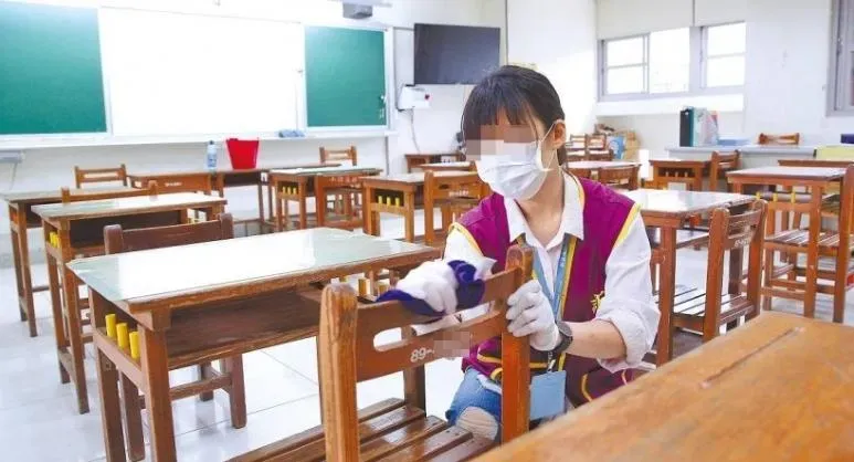 原PO表示,活了30年才知道學校桌子凹槽的用途。(示意圖/報系資料照)