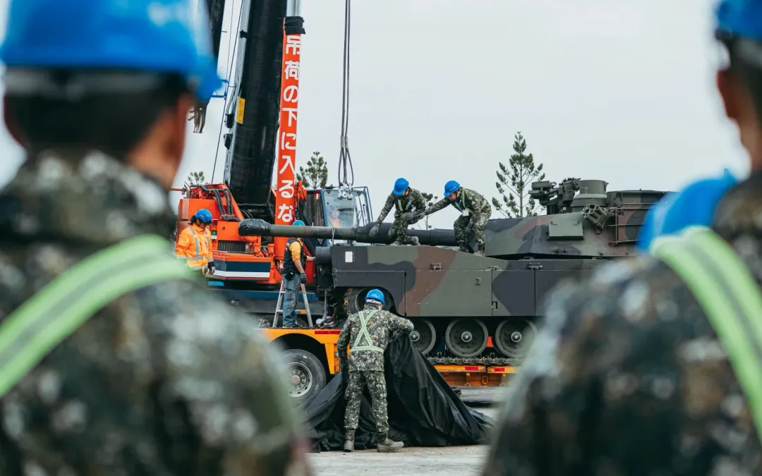 陸軍首批M1A2T戰車返台。(圖/軍聞社)