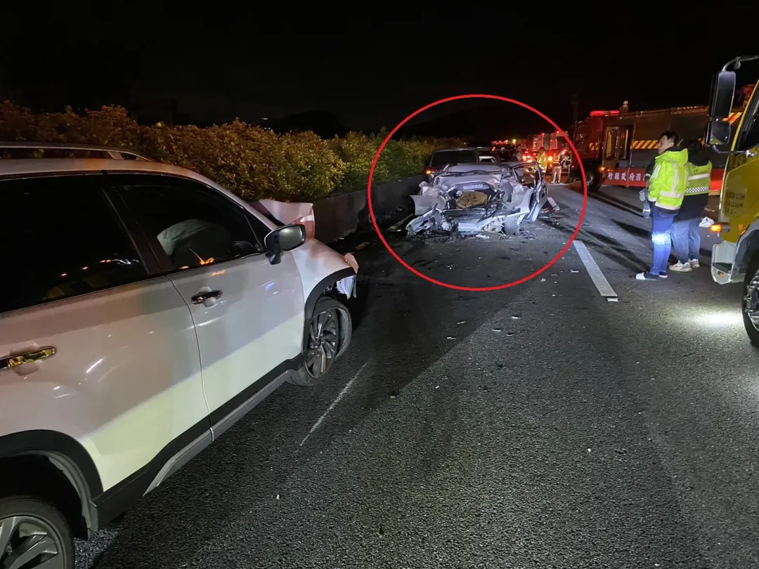 陳梅慧搭多元計程車（紅圈處）在國道上遇死亡車禍。（圖／翻攝畫面）