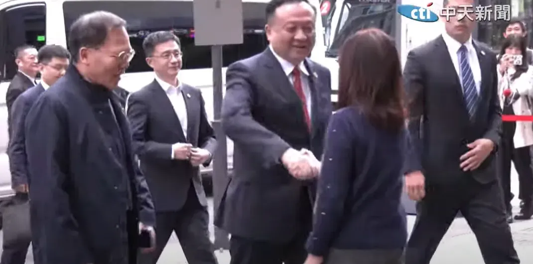 華源等人參訪廣慈博愛園區，林奕華親自迎接。（圖／中天新聞）
