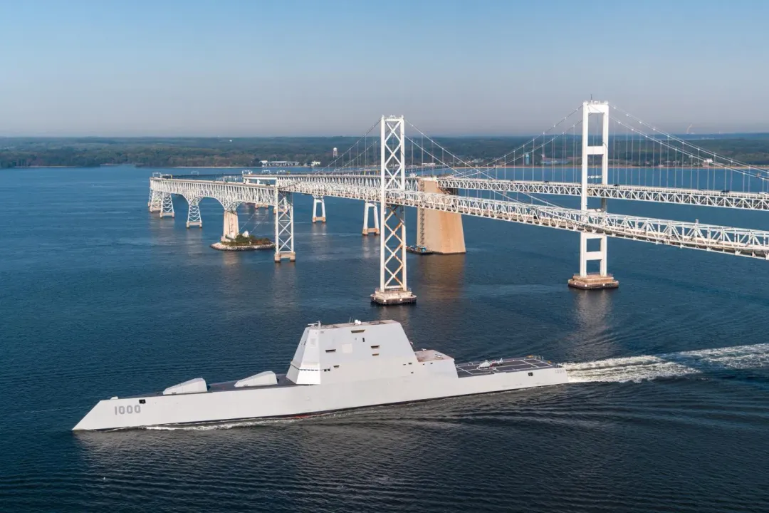 剛成軍的朱瓦特號,目前甲板前方的2座AGS艦砲系統已被拆除。(圖/美國海軍)