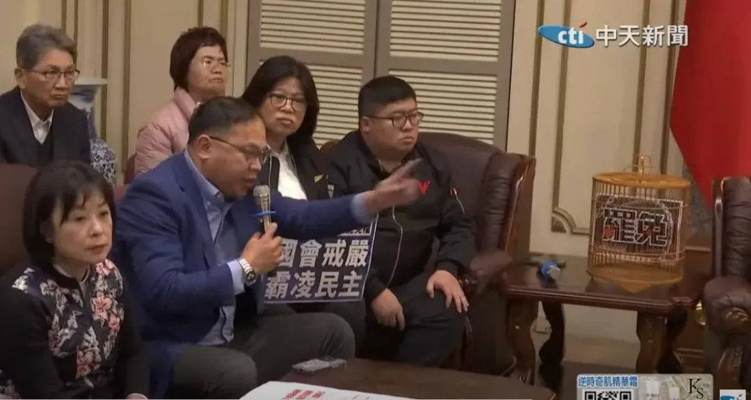 民進黨立委王義川期間不斷怒嗆韓國瑜是幹話院長。（圖／中天新聞）