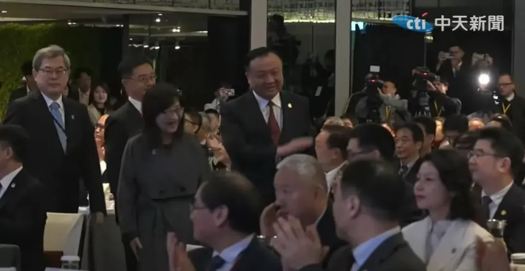 雙城論壇17日在台北登場，台北市副市長林奕華（左）與上海市副市長華源（右）進場。（圖／中天新聞）