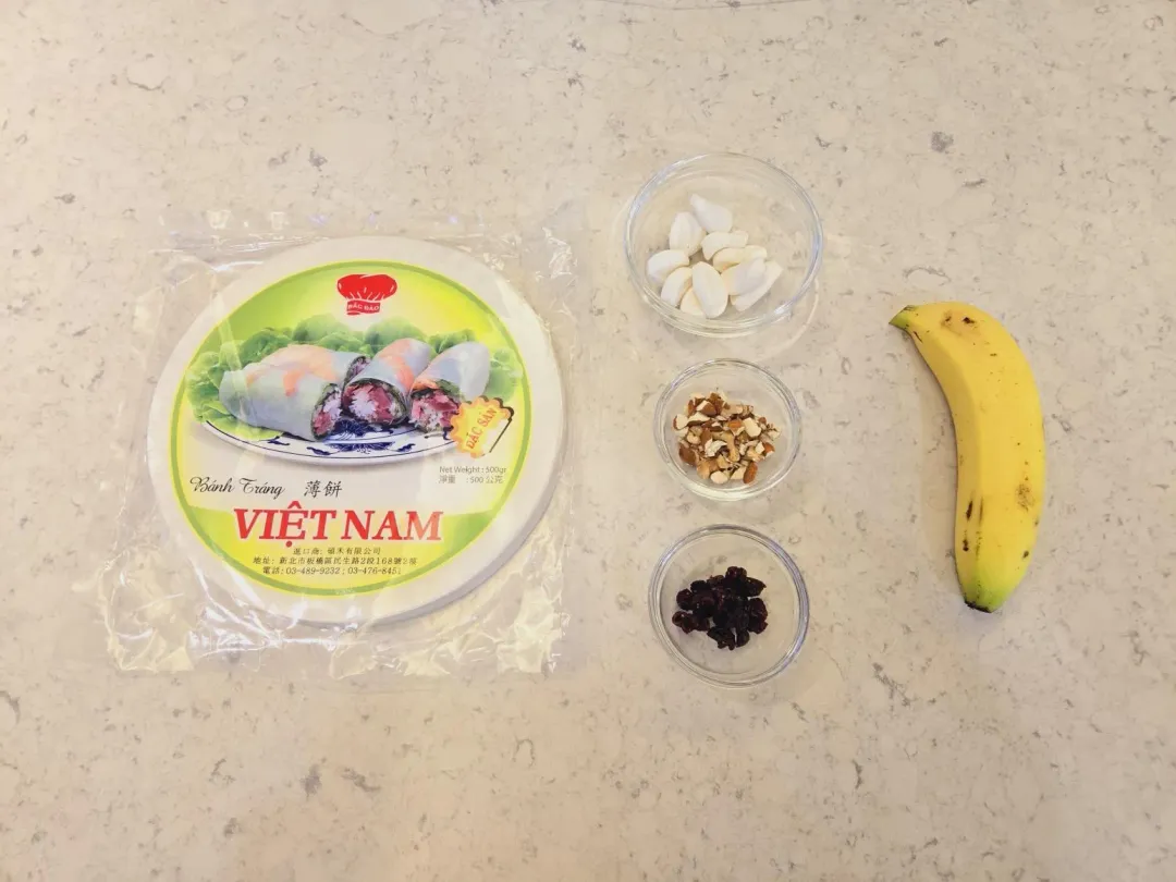 爆漿莓果香蕉煎餅食材:米紙、香蕉、棉花糖、蔓越莓乾。