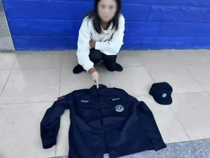 廈門女子向黃牛買「保全制服」想混入演唱會。(圖/翻攝微博)