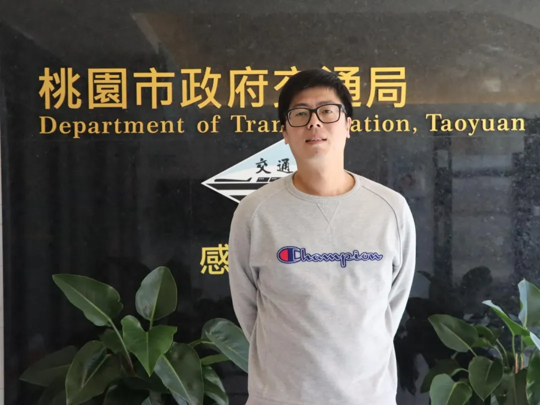交通局交通工程科科長曾啟倫表示，在結合智慧科技設置「行人穿越警示系統」及「車輛速度偵測提醒系統」後，有效減低事故發生率。（圖／桃園市政府提供）