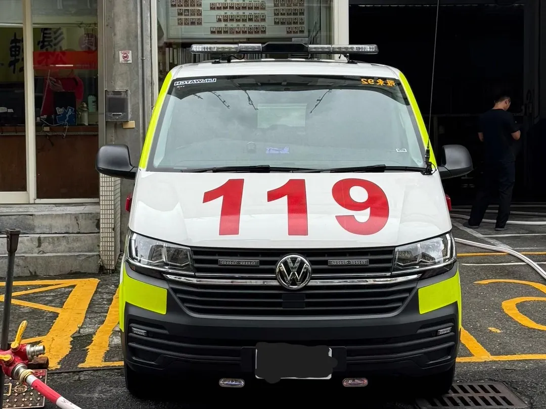 台中市北區三民路與崇德路口昨(27)日晚間7點30分左右,一輛119救護車執行緊急任務時,遭前方一輛白色轎車持續阻擋長達約30秒。(示意圖非當事救護車/中天新聞)