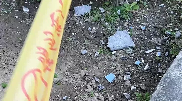 磁磚掉落在社區中庭，警方圍起封鎖線。（圖／翻攝畫面）