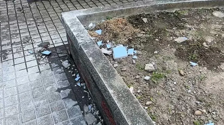 磁磚碎片掉滿地。（圖／翻攝畫面）