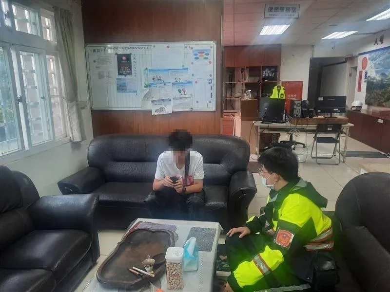 一名20歲林姓男子騎機車上陽明山,不料機車突然爆胎,林男在氣溫寒冷的山區中,只穿一件短袖上衣受困山區長達3小時。(圖/翻攝畫面)