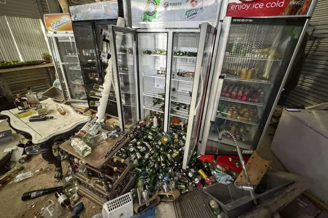 強震後萬那杜許多商店一片狼藉。（圖／美聯社）