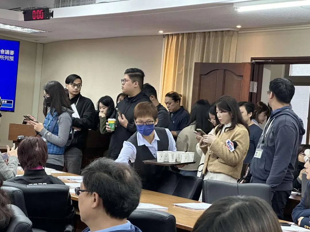 綠委抱怨後,議事人員端出紙杯送水。(圖/黃詩崴攝)