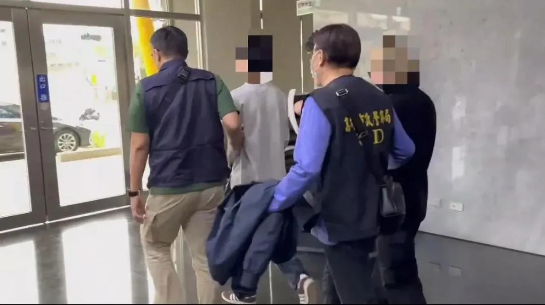 警方將2嫌拘提到案，並於鍾嫌住處查獲7罐噴漆。（圖／警方提供）