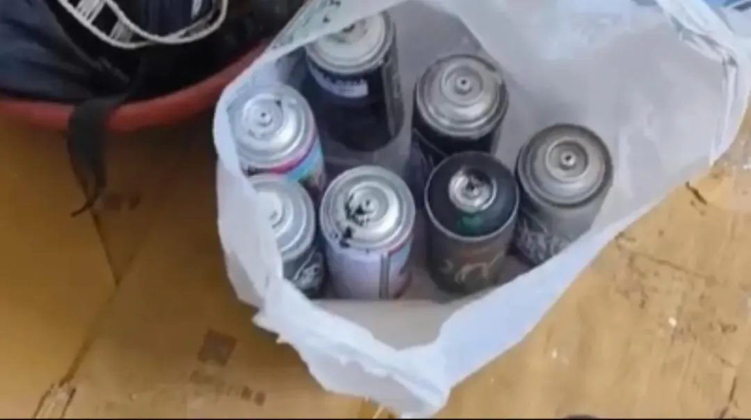 警方將2嫌拘提到案，並於鍾嫌住處查獲7罐噴漆。（圖／警方提供）